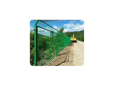 高速路道路隔离双边护栏网框架护栏网隔离防护铁路隔离栅栏护栏网图1